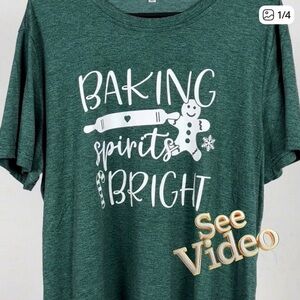 👛 (ANY 2/$25) NWOT Green 'Baking Spirits Bright' T-Shirt